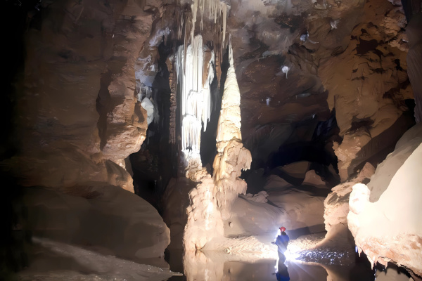 Höhlensystem Blautopf: das Geheimnis der Tropfstein-Kathedralen – Blautopf-Tropfsteinhöhle