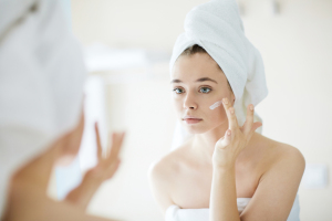 Stewardessenkrankheit: Kann Hautpflege schädlich sein?