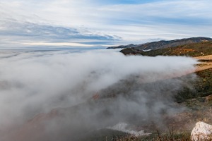 Nebel zieht vom Meer in die Berge