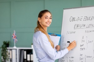 Frau-Tafel-Englischkurs-Envato