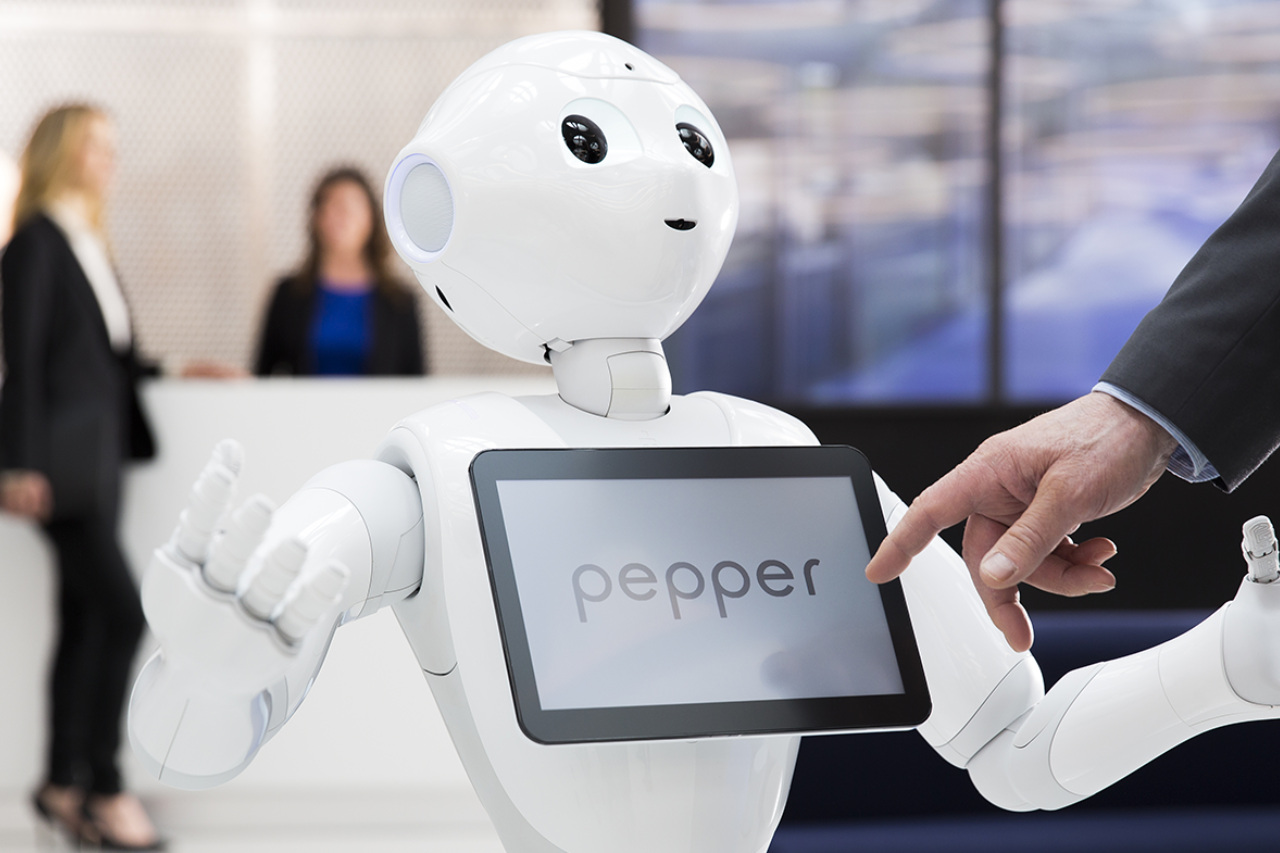 Zu wenig Arbeitskräfte – wie kann die Digitalisierung helfen? Der kleine Roboter Pepper soll in erster Linie unterhalten.