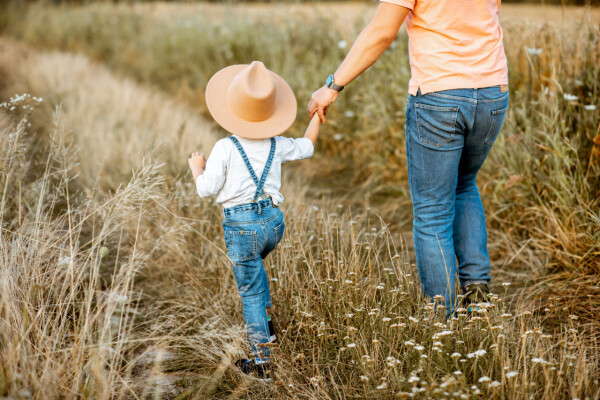 Wie sich die Eltern-Kind-Beziehung auf die persönliche Entwicklung auswirkt: Gemeinsam spazierengehen