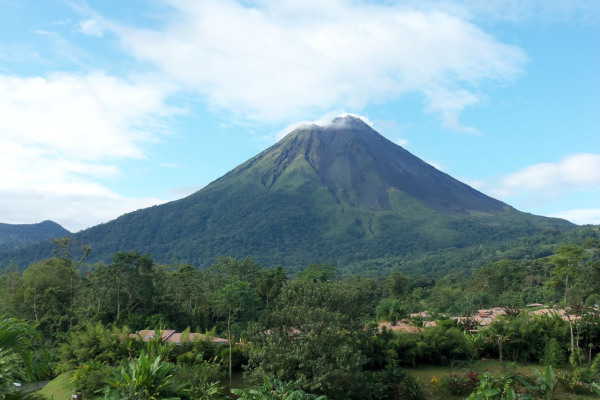Zu den Feuerbergen in Costa Rica: Der Blick auf das Vulkan-Areal