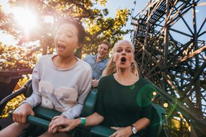 Adrenalinkick Achterbahn – was die Fahrt im Menschen anrichtet