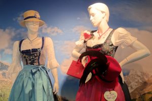 Die Geschichte des Dirndls – alles über das bayerische Trachtenkleid