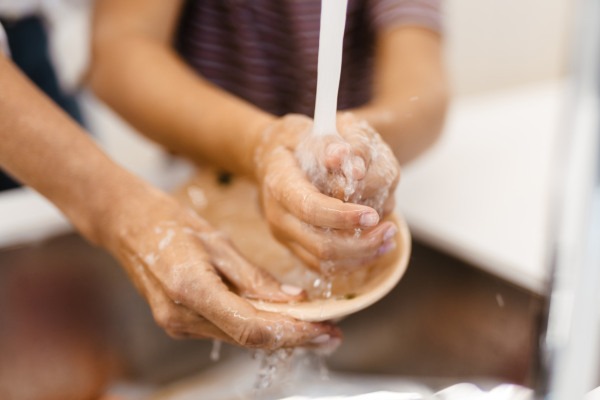 Reinigt warmes Wasser besser als kaltes?