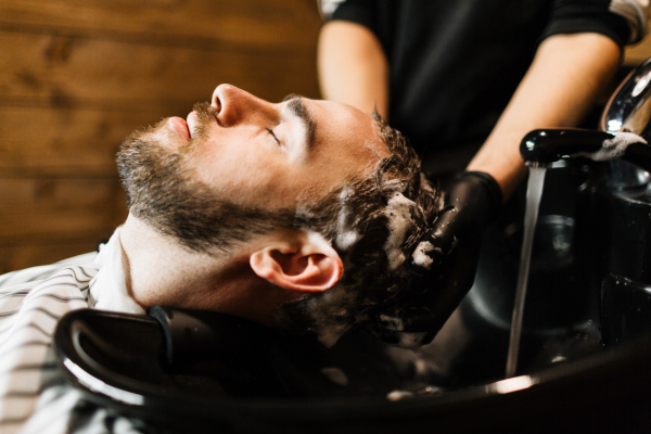 Werden die Haare schneller fettig, wenn man sie täglich wäscht?