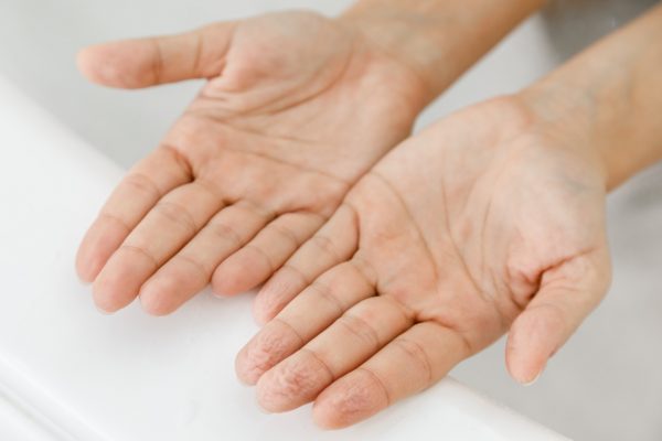 Schrumpelige Finger und Füße: Der Grund für runzelige Haut im Wasser