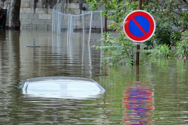 Wie rettet man sich aus einem sinkenden Auto?